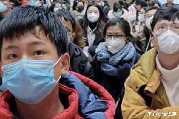 英国：1.5万小留学生滞留英国，家长申请包机回国，网友：凭啥你们特殊