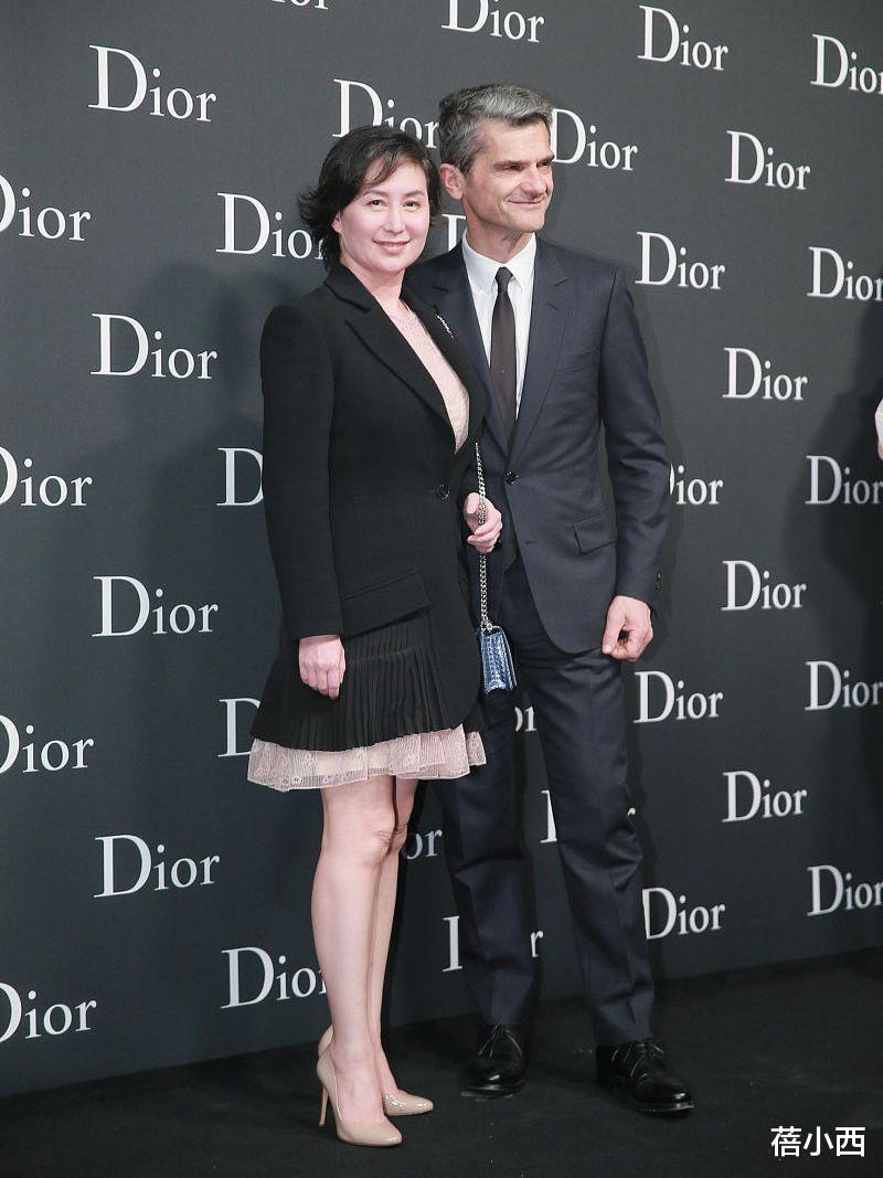 穿衣搭配|何超琼穿出了60后想要的高级感，深蓝色套裙配短发，优雅又气质