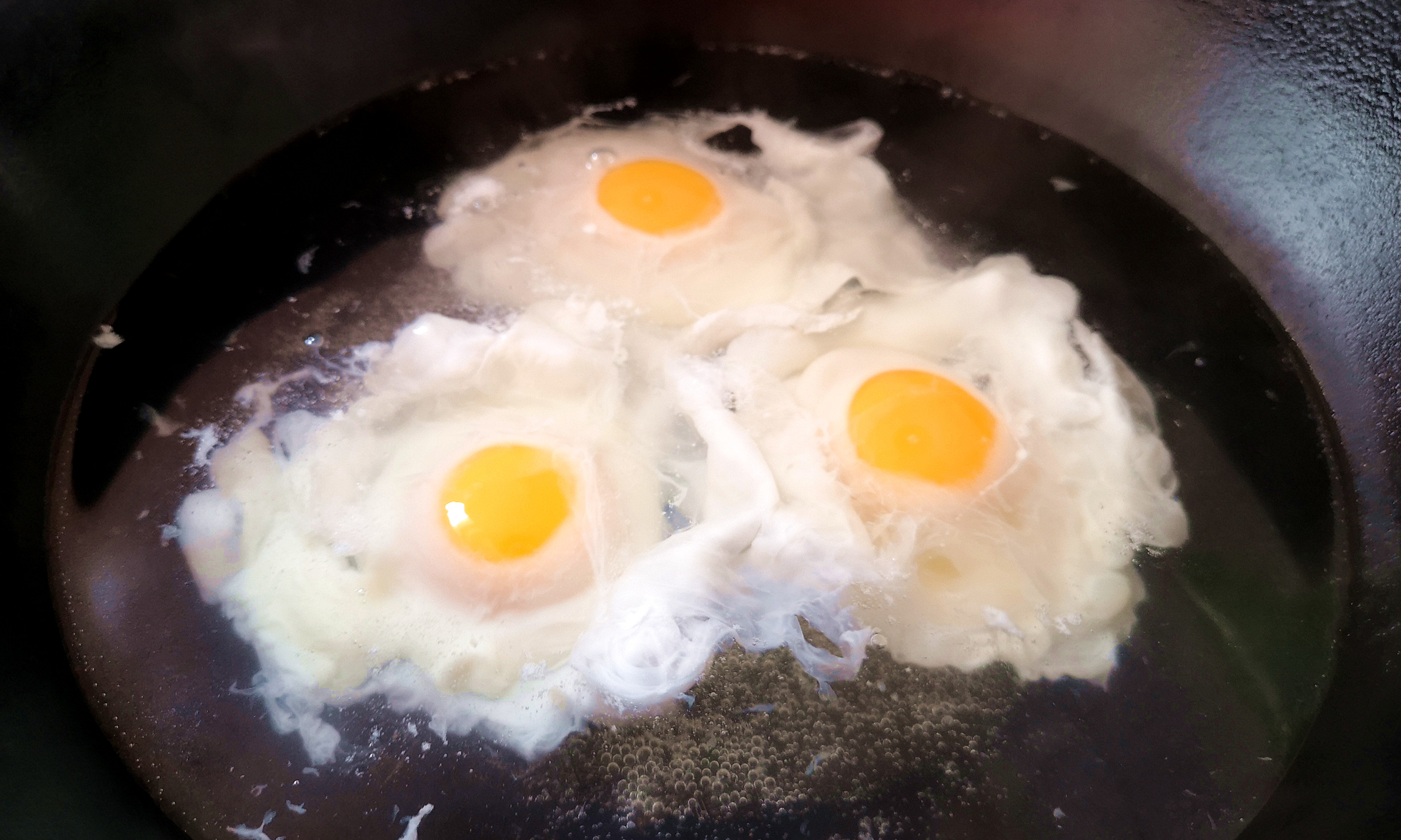 荷包蛋|做荷包蛋，总有白沫还散花？30年老厨师教你1招，鸡蛋鲜嫩又圆滑