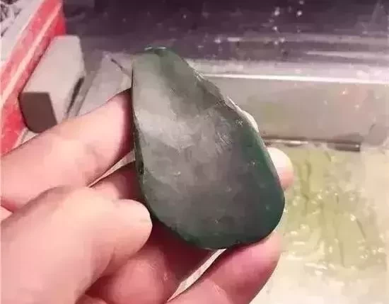 『翡翠』狗屎地里出高绿，剥丝抽茧取出的牌子料，不亏反而大涨特涨！