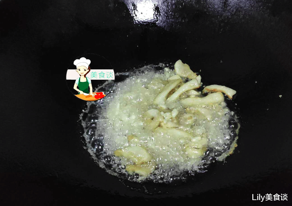 『猪油』炒空心菜时发黑？焯水加醋都不对，大厨教您1招，空心菜又脆又绿