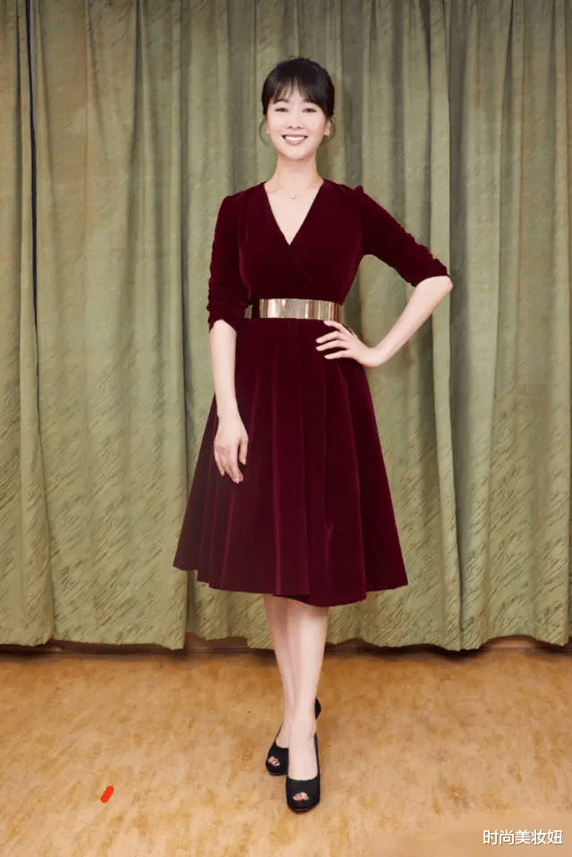 连衣裙|被左小青惊艳了，穿黑色深V连衣裙配低马尾亮相，气质高级优雅