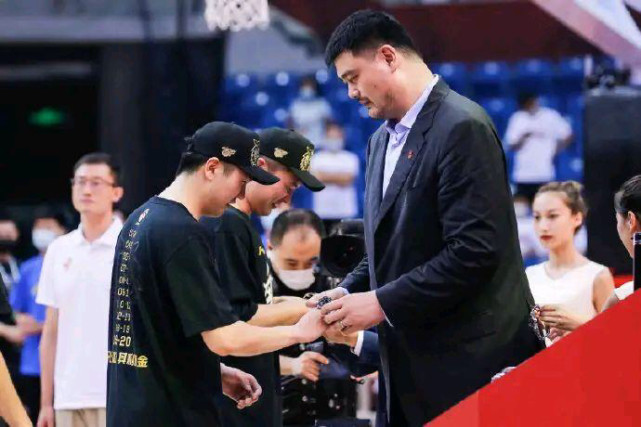 徐杰|年薪20万的徐杰，CBA总冠军颁奖时，为何会目不转睛盯着冠军手表