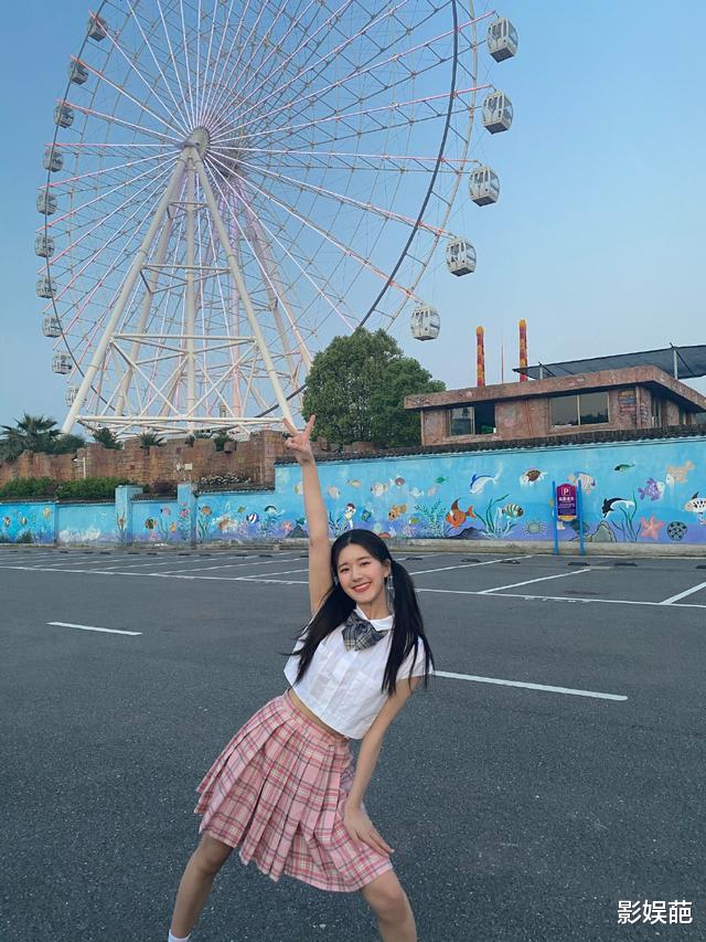 赵露思■“陈芊芊”赵露思现代照太会穿，双马尾配百褶裙，比初中生还嫩