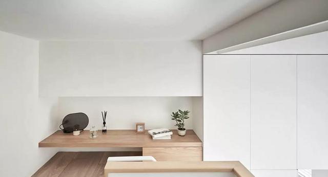 「」17.6㎡公寓，打造楼梯后有种豪宅既视感，一个人也能住的精致