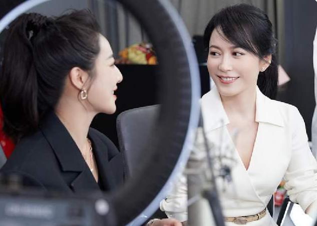 俞飞鸿|王菲梁咏琪韩雪综合体现薇娅直播间，失去十级美颜特效，是49岁？