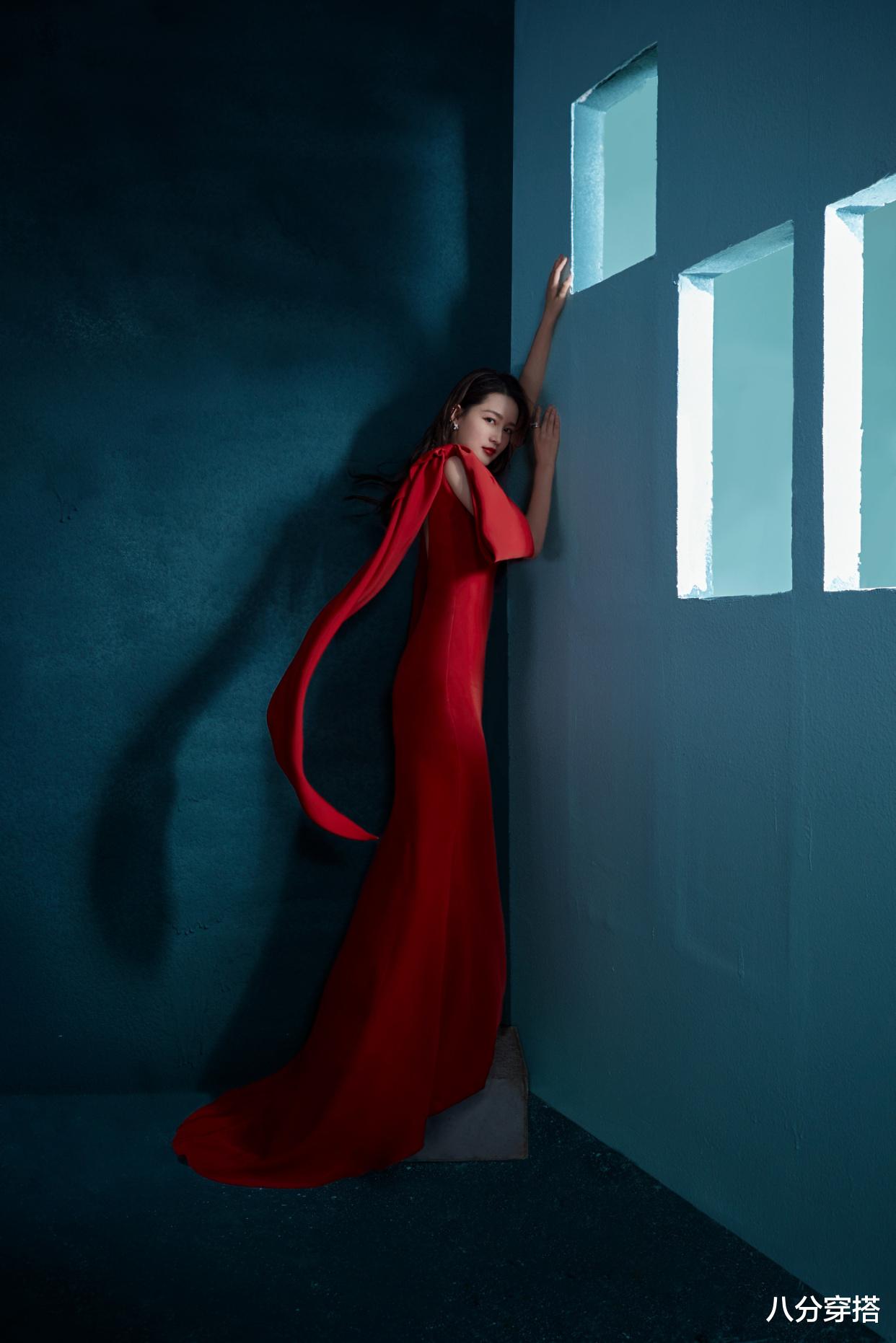 李沁又美得“過分”瞭，一襲大紅色連衣裙精致高級，神秘高貴-圖9