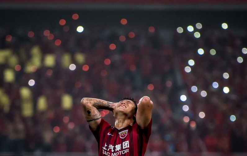 [山东鲁能]深夜23点49分！上港失去中超争冠最大砝码，鲁能恒大收渔翁之利