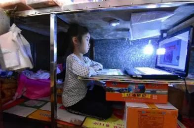 「崔智友」7岁女孩案板下学习：有些梦在昏暗处也发着光 | 新京报快评