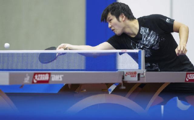 『美国』44岁刘国梁增白发显沧桑！马龙等4老将有新课题，樊振东该理发了