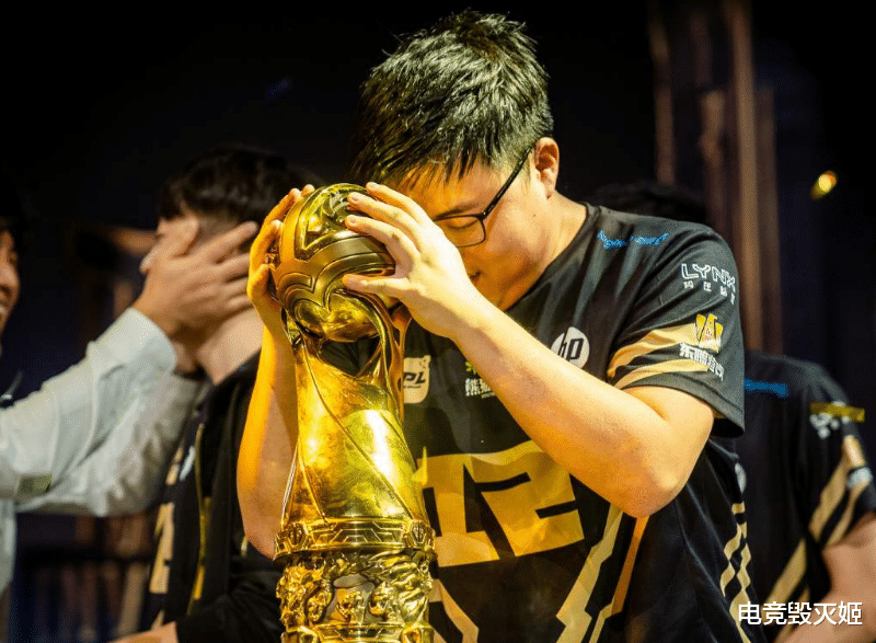 [Uzi]英雄联盟：时代落幕！LPL的神正式宣布退役，RNGming实现承诺