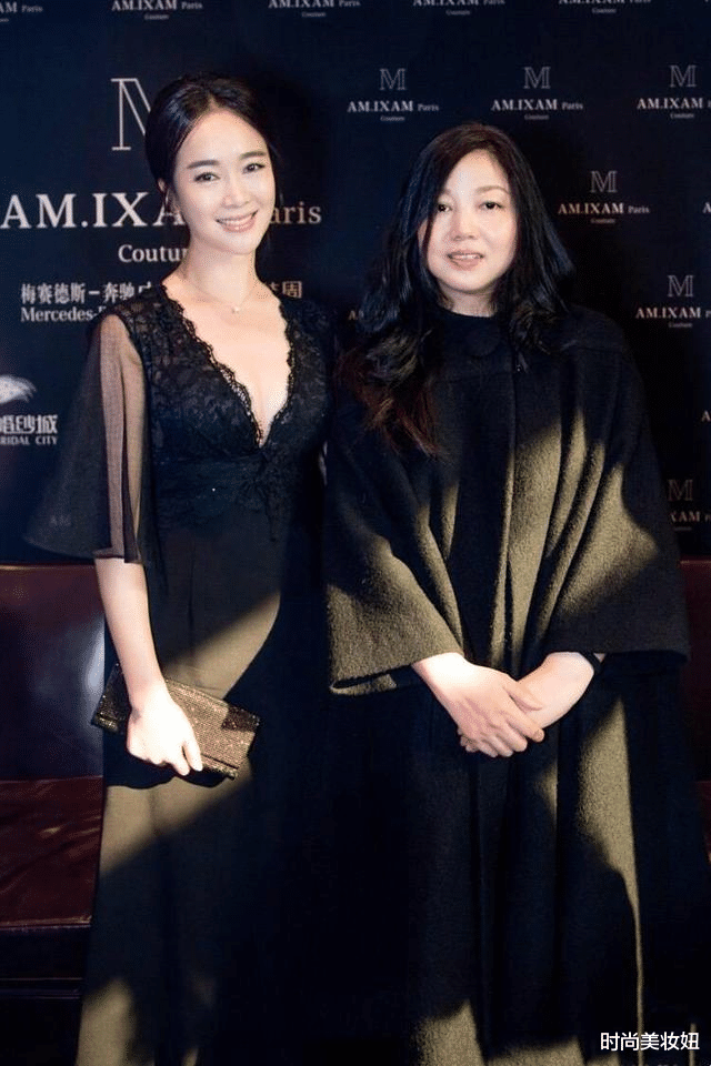 连衣裙|被左小青惊艳了，穿黑色深V连衣裙配低马尾亮相，气质高级优雅