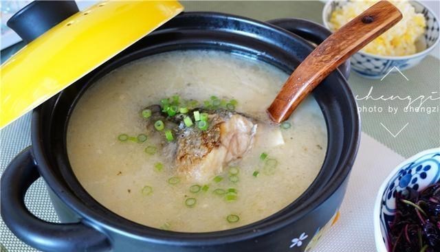#鱼汤#夏天,这道“高钙汤”要常给家人喝,10元就能煮一锅,味道特别鲜