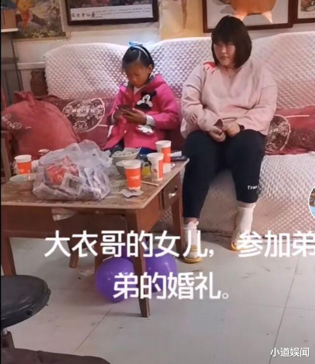 朱之文|朱之文儿子婚礼后续，带亲友逛婚房，细节惹争议：儿子结婚爹抱被