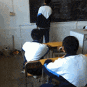 |男子收到匿名U盘，发现全是妻子和他人的画面……心好塞！哈哈哈哈