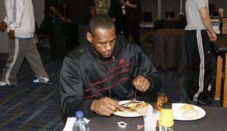 [字母哥]NBA球员胃口有多大？奥尼尔五分钟吃36个热狗，字母哥爱上泡面！