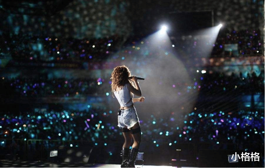 演唱会■以为自己很红,跑到国外去开演唱会,谁知没人看,无奈送票占座!