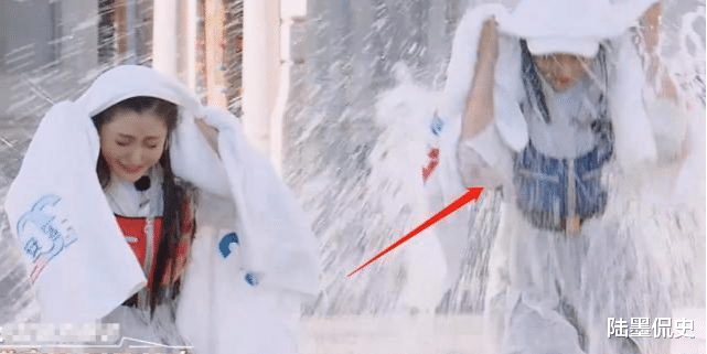 [生理期]程潇生理期坚持录跑男？遇高压水枪站座位上，看清姿势：是对节目最大的尊重