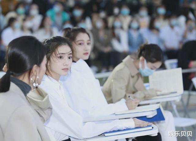 刘浩存|周冬雨刘浩存关晓彤同框，关晓彤侧颜精致能打，刘浩存大眼明亮