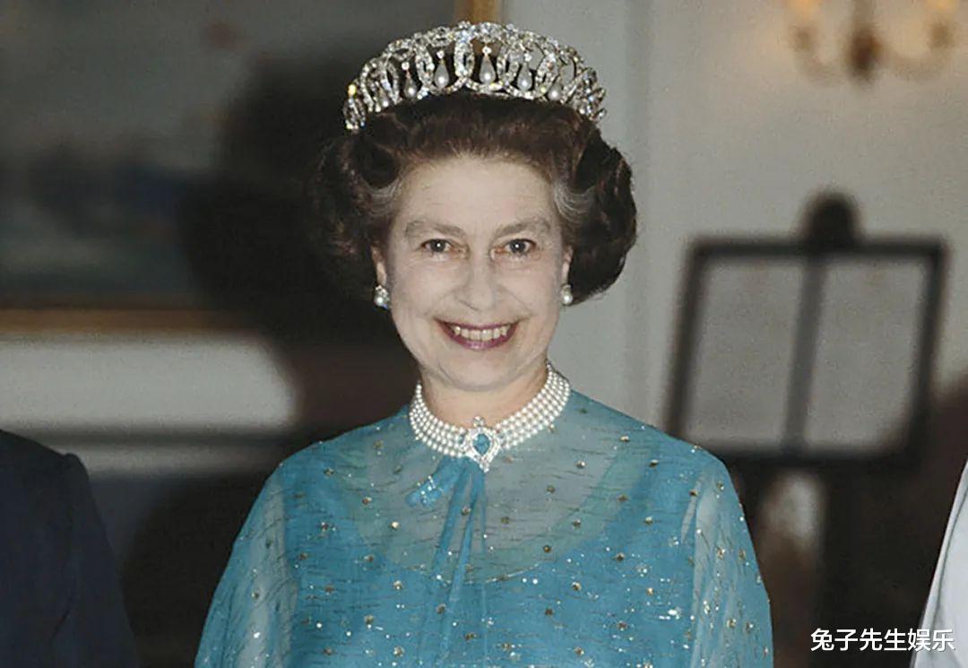 [发型]94岁英女王本事大，这么大年纪亲自洗头吹干做造型，操作行云流水