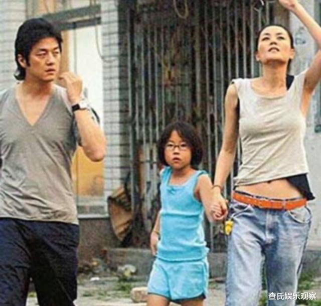 「王菲」李亚鹏新女友晒照，跷二郎腿神态似王菲，看看身材谁赢了？