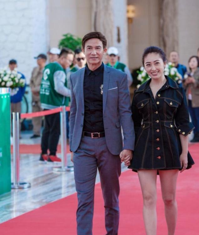 李子雄|61岁李子雄越老越有型，“父女恋”恩爱十年，年近花甲生二胎