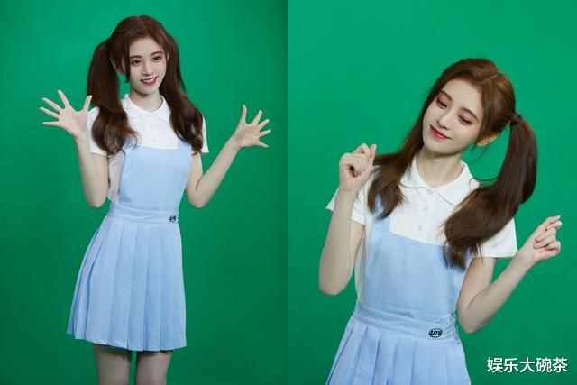 「毛戈平」鞠婧祎这身太减龄了，牛仔吊带裙配双马尾，满屏的青春气息
