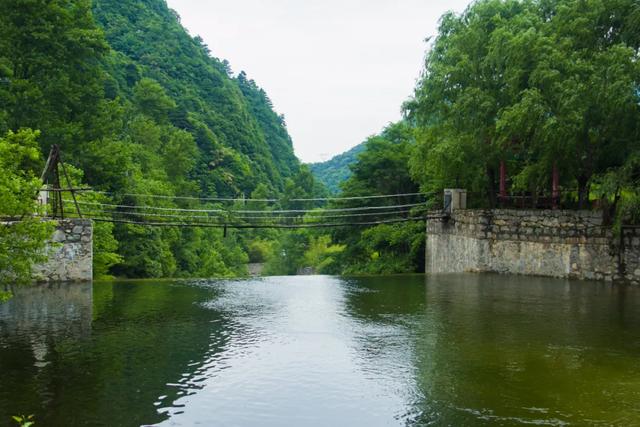 秦岭：秦岭沣峪大坝沟：是个好地方，有森林有高山瀑布，而且游客还不多