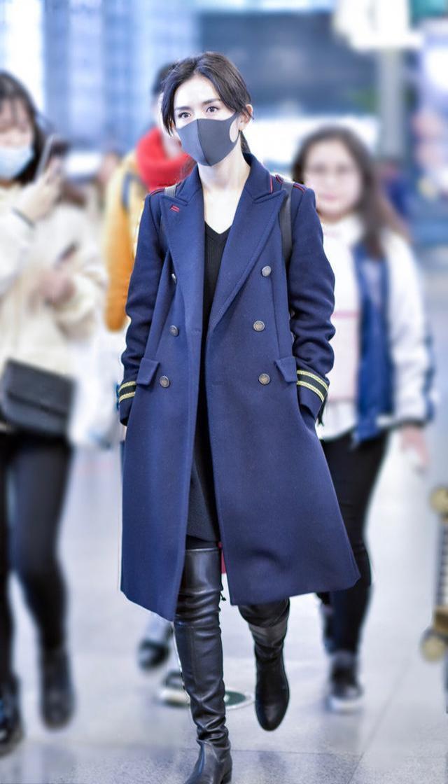 【刘海】谢娜海军风衣引领新时尚，八字刘海低马尾好温柔，这么穿真显小