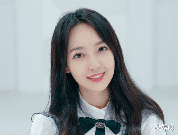 秦牛正威:刘雨昕虞书欣还在争C位,秦牛正威已接拍电影,她到底什么背景?