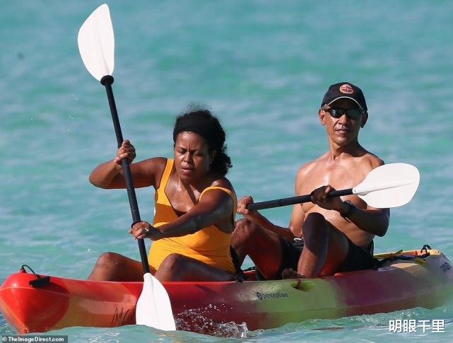奧巴馬攜妻劃皮艇，自己“偷懶”賞風景，卻讓壯實米歇爾賣力劃槳-圖2