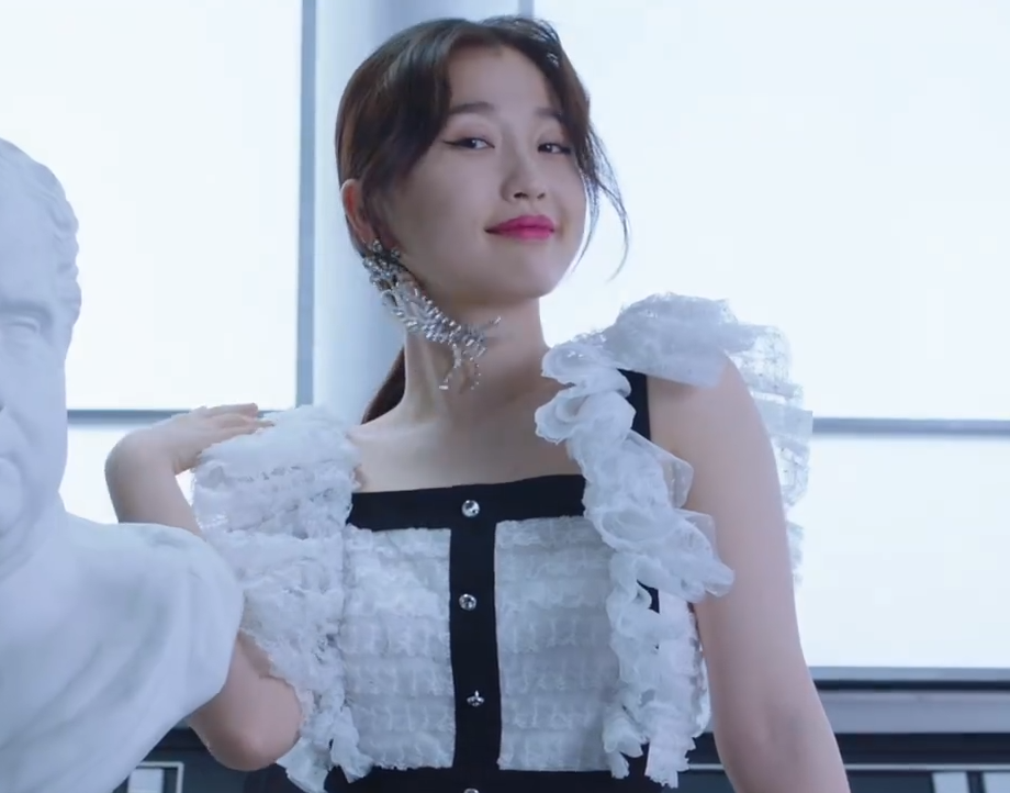 虞书欣@虞书欣面对高清镜头，特写到眼妆，拉近看清几层双眼皮，懵了