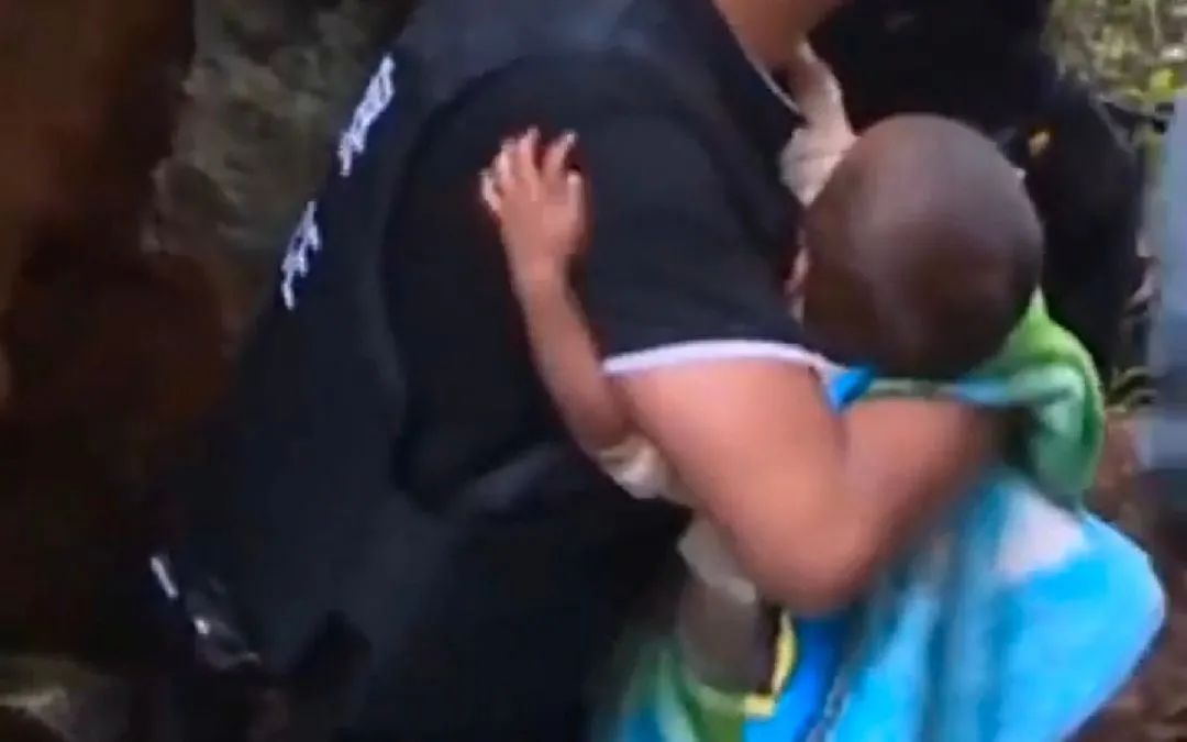 新京报|云南2岁男童被抱走后的45小时：孩子被疑犯标价十万元准备卖掉