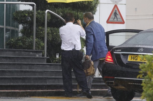 海外网|黎智英保释后首度外出 旗下《苹果日报》成堆被扔垃圾桶