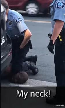[美国]白人警察跪压黑人颈部导致窒息死亡，彻底点燃美国黑人们的怒火