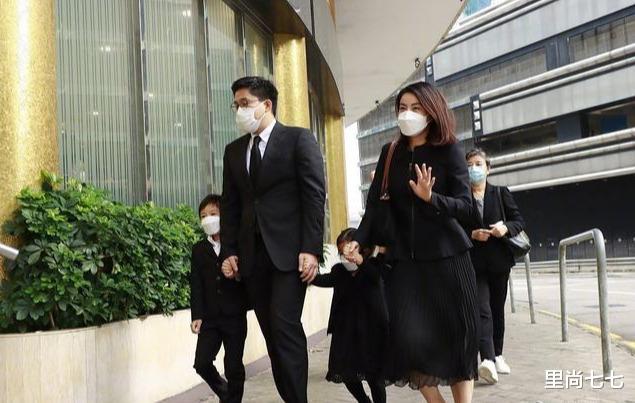 郭晶晶|郭晶晶亲妈随一家五口露面，头发花白很朴素，与婆婆朱玲玲差别大