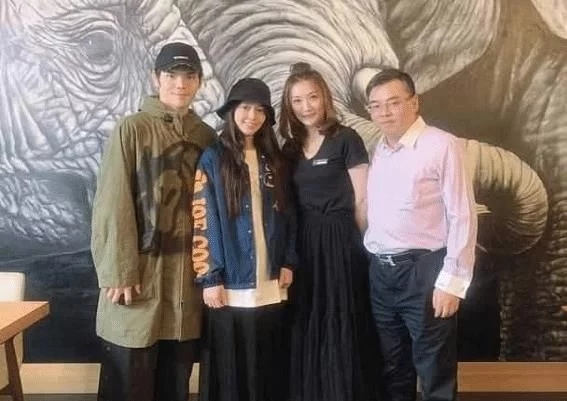 陈志朋|郭碧婷产前产后都一样, 素颜也很漂亮, 坐月子也喜欢紫色的搭配