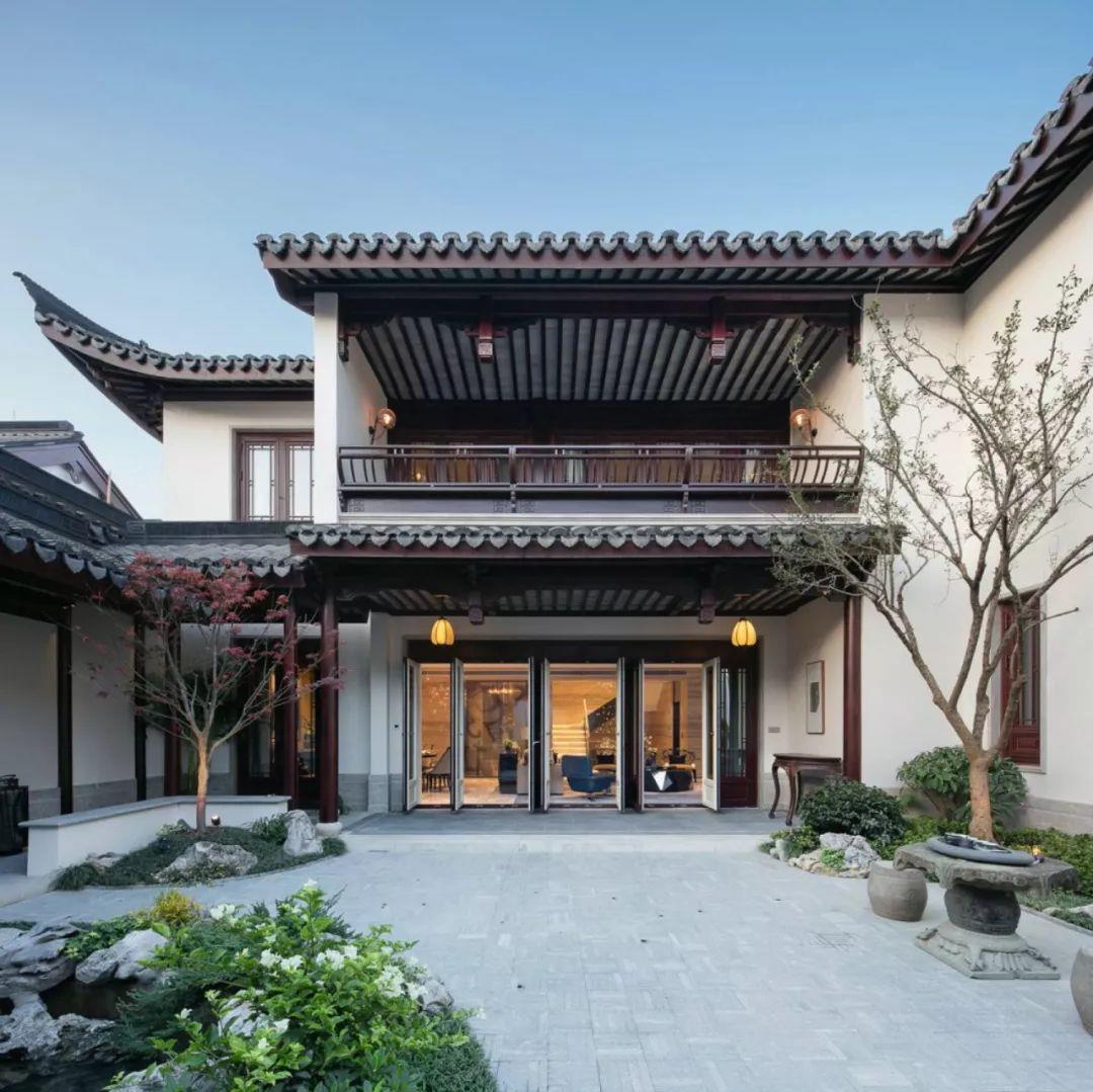 |家里有个中式庭院，地面自然不能掉了档次，铺瓦片青石板就能美翻