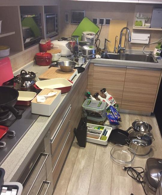 设计师|日本厨房从来不装吊柜，而是用这便宜货来代替，可是咱们就不行