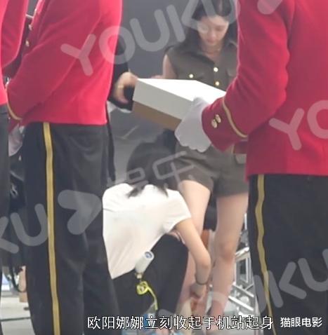 欧阳娜娜|当红小花私下竟是这样?两位助理侍候左右,帮脱鞋却遭冷眼相对