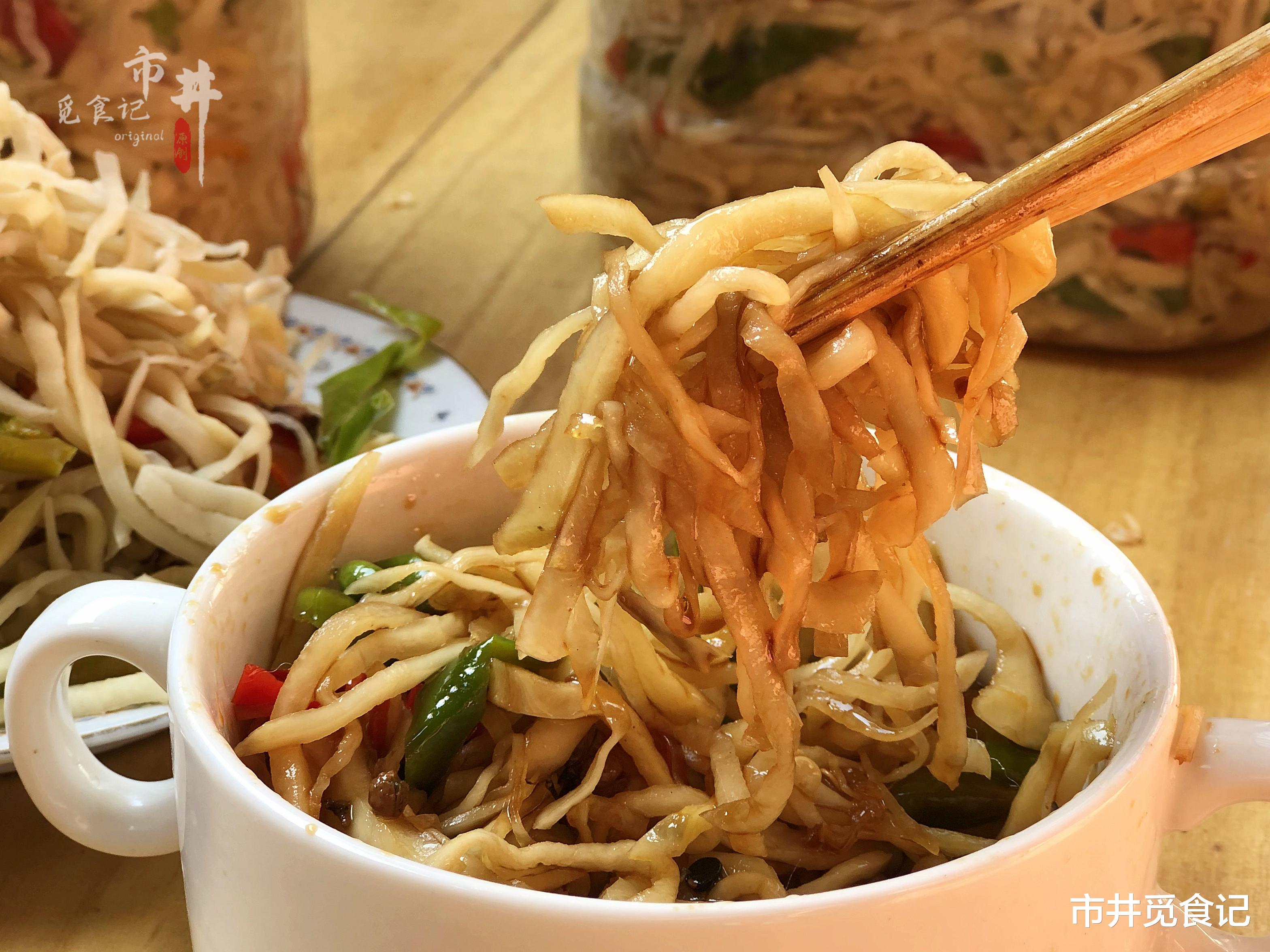 芥菜|冬天，腌萝卜靠边站，用它腌咸菜，10斤不够吃，嘎嘣脆吃不烦