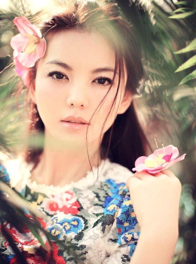 李湘|李湘贵妇装造型抢镜,生图曝光腰和王岳伦一样粗,和精修图差太多