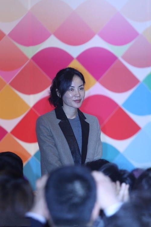 王菲▲早年的王菲太真实了，素颜上街不打扮，穿廉价T恤显得寒酸！