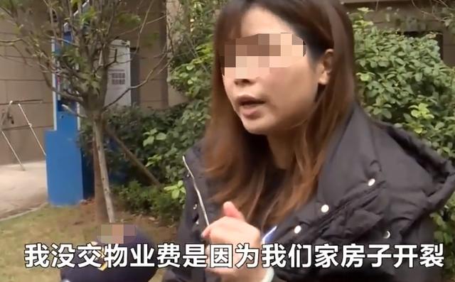 开发商通知业主拿房产证，不料却被物业扣住，更是提出霸王条款
