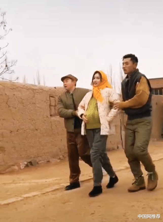 奔跑吧兄弟|《奔跑吧》新一季，baby扮孕妇不时抚摸肚子，郑恺搀扶手法娴熟