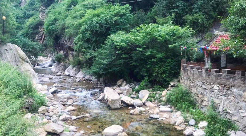 「澳门」秦岭山中隐藏着四级瀑布，飞流直下，爬上垂直云梯，感受震撼奇景