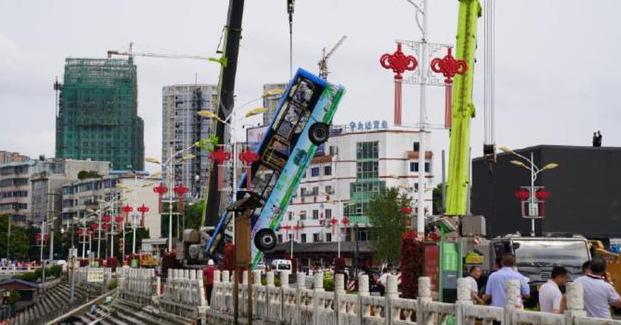 时间要闻|贵州公交车猛然左转坠湖！目击者感叹：补课老师“救”了我一命