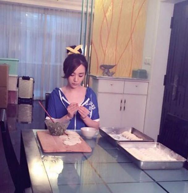 【】王晓晨晒出自己住的房子，客厅沙发能当床用，这生活过得好随意