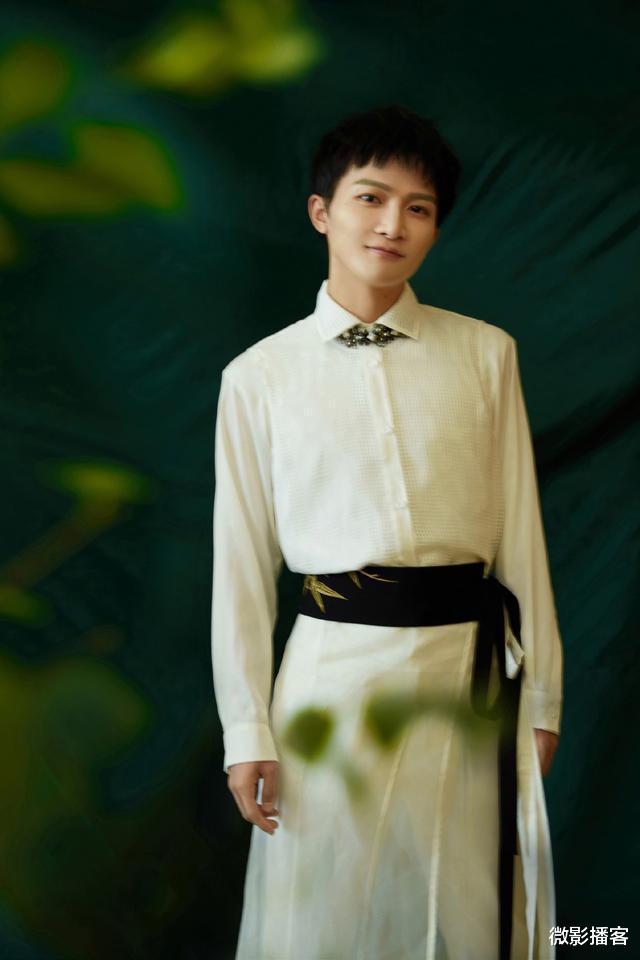 周深|周深生日直播秒变音乐会，边唱边笑欢乐多，还多次自嘲年纪大