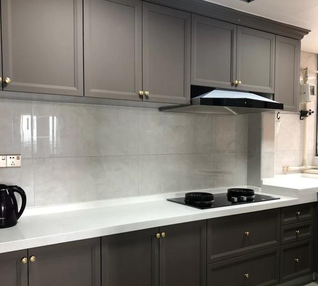 |12个厨房装修案例：想让厨房装修效果好，挑好橱柜颜色很重要！